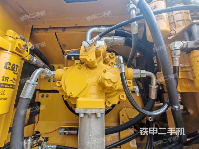 液壓泵艙室正面整體(整機外觀) 液壓泵艙室正面整體(整機外觀)