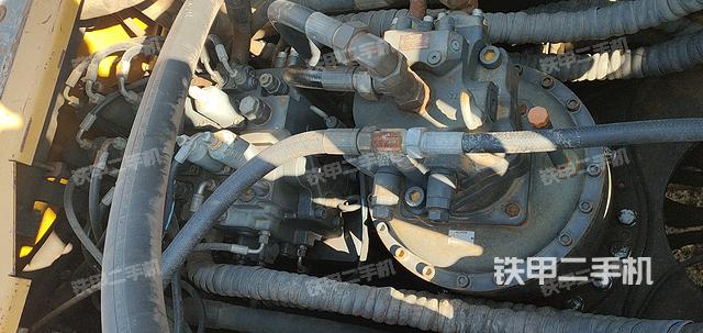 回转马达和主控阀(整机外观) 回转马达和主控阀(整机外观)