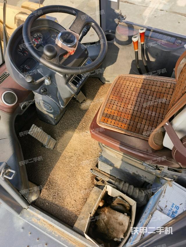 駕駛室工作臺(tái)(整機(jī)外觀及大件) 駕駛室工作臺(tái)(整機(jī)外觀及大件)
