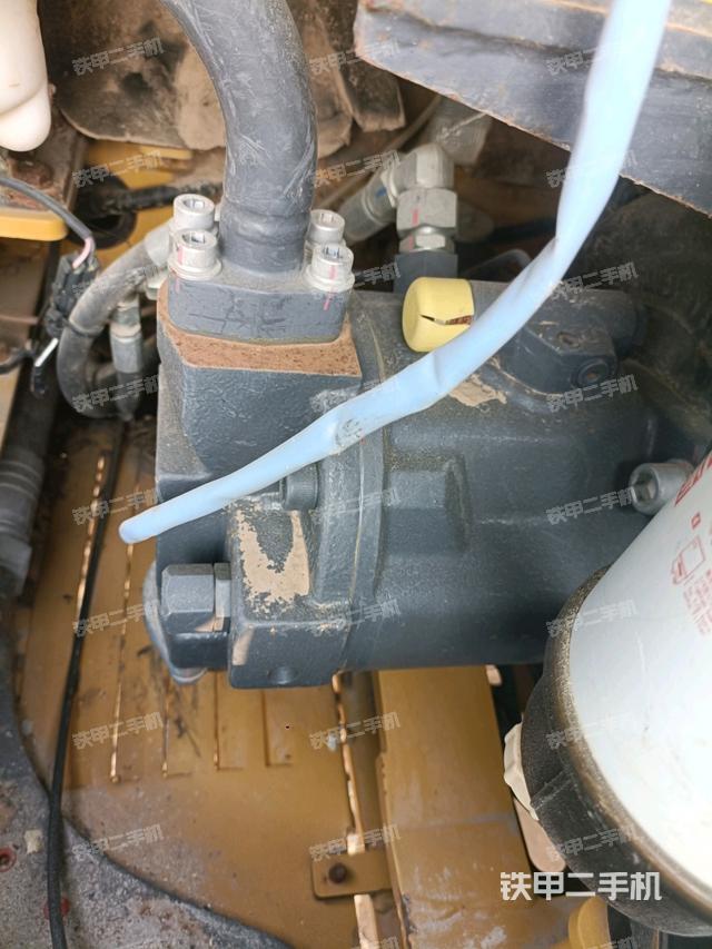 液压泵舱室正面整体(整机外观) 液压泵舱室正面整体(整机外观)