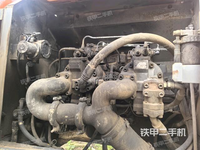 液压泵舱室正面整体(整机外观) 液压泵舱室正面整体(整机外观)