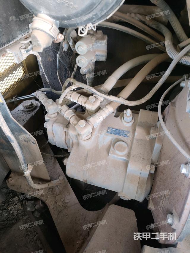液压泵舱室正面整体(整机外观) 液压泵舱室正面整体(整机外观)