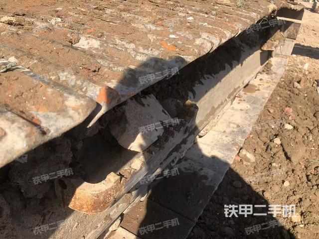 單側(cè)履帶整體(整機(jī)外觀) 單側(cè)履帶整體(整機(jī)外觀)