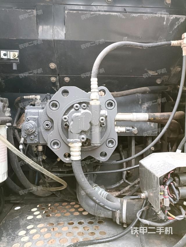 液壓泵艙室正面整體(整機外觀) 液壓泵艙室正面整體(整機外觀)