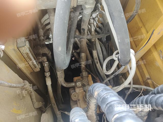 回轉(zhuǎn)馬達(dá)和主控閥(整機(jī)外觀) 回轉(zhuǎn)馬達(dá)和主控閥(整機(jī)外觀)