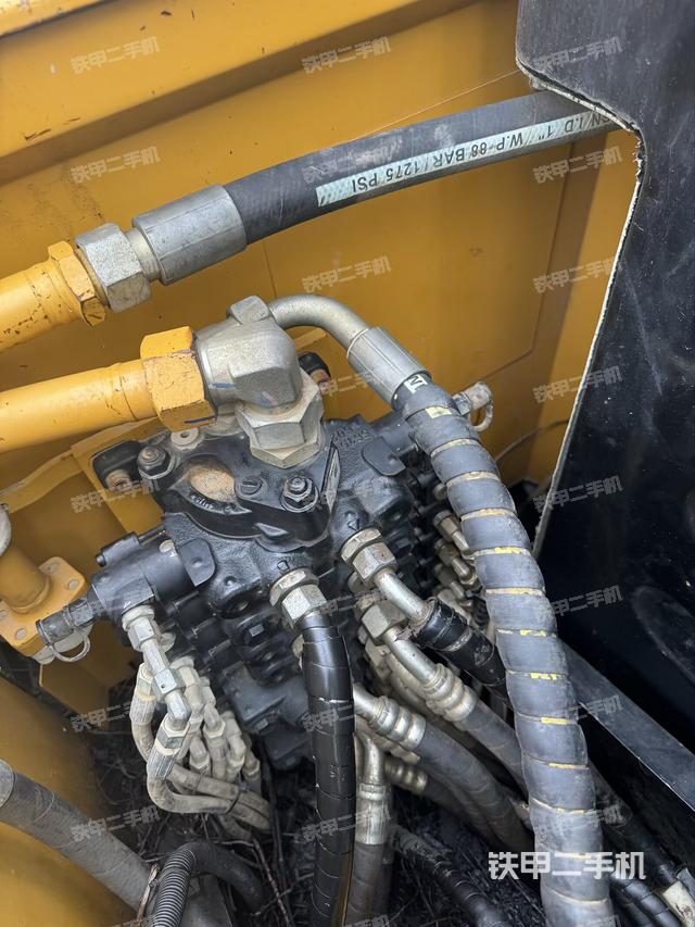 回轉(zhuǎn)馬達(dá)和主控閥（整機(jī)外觀）