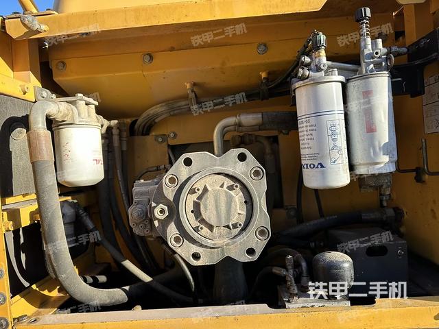 液壓泵艙室正面整體(整機外觀) 液壓泵艙室正面整體(整機外觀)