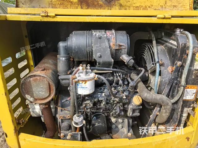 液压泵舱室正面整体(整机外观) 液压泵舱室正面整体(整机外观)