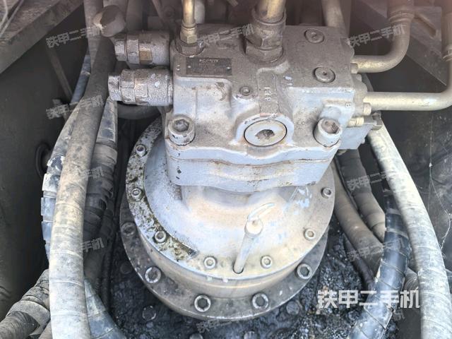 回转马达和主控阀(整机外观) 回转马达和主控阀(整机外观)