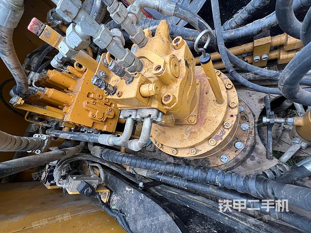 回转马达和主控阀(整机外观) 回转马达和主控阀(整机外观)