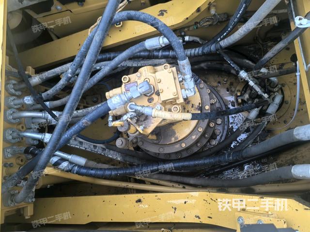 回转马达和主控阀(整机外观) 回转马达和主控阀(整机外观)