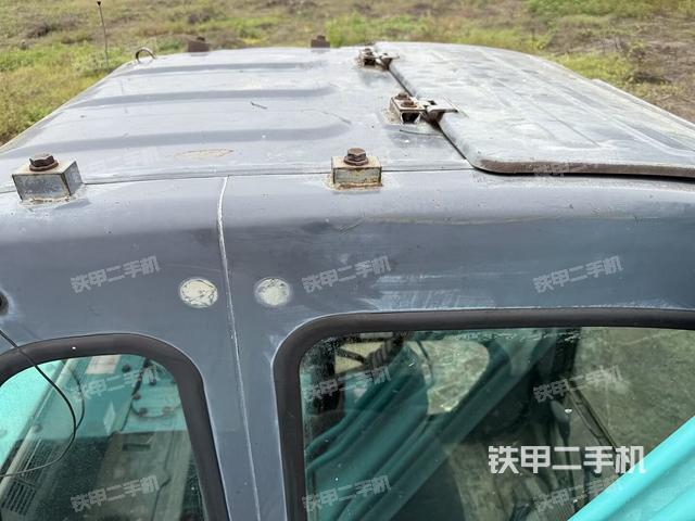 驾驶室顶部(整机外观) 驾驶室顶部(整机外观)