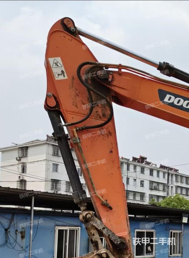 小臂整体左后(工作和回转装置) 小臂整体左后(工作和回转装置)