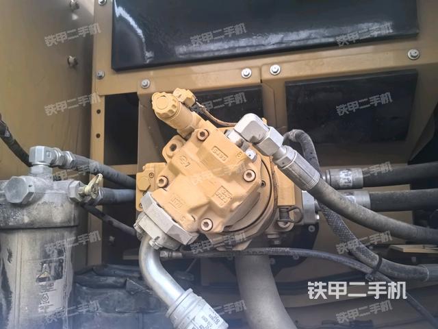 液压泵舱室正面整体(整机外观) 液压泵舱室正面整体(整机外观)