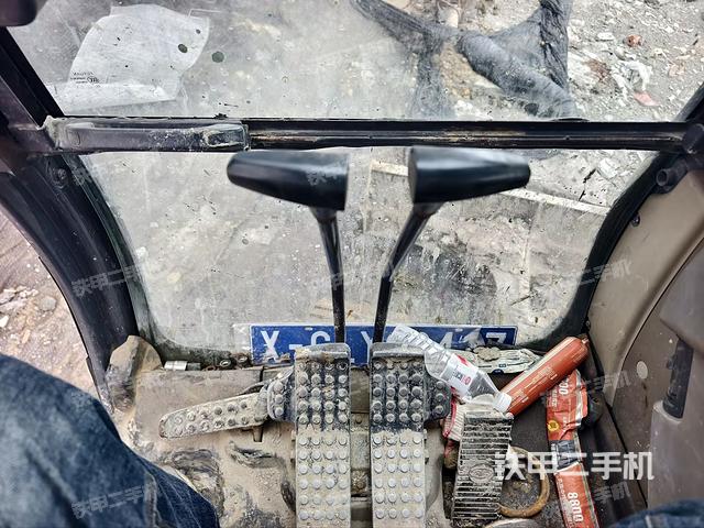 行走控制手柄和踏板?俯拍(駕駛室部分) 行走控制手柄和踏板?俯拍(駕駛室部分)