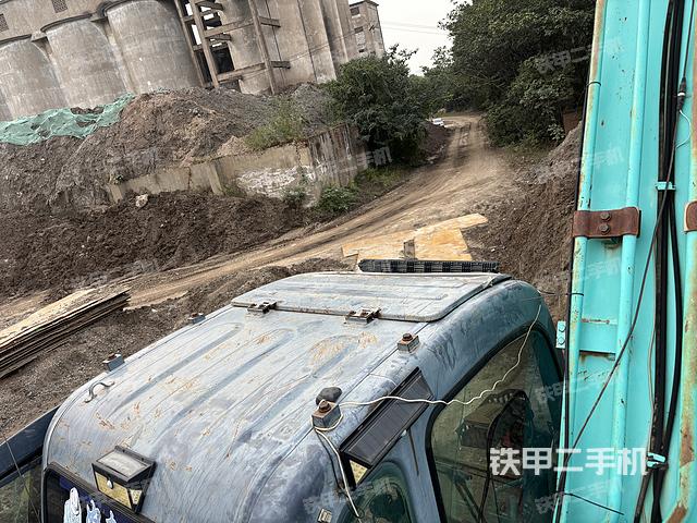 駕駛室頂部(整機(jī)外觀) 駕駛室頂部(整機(jī)外觀)