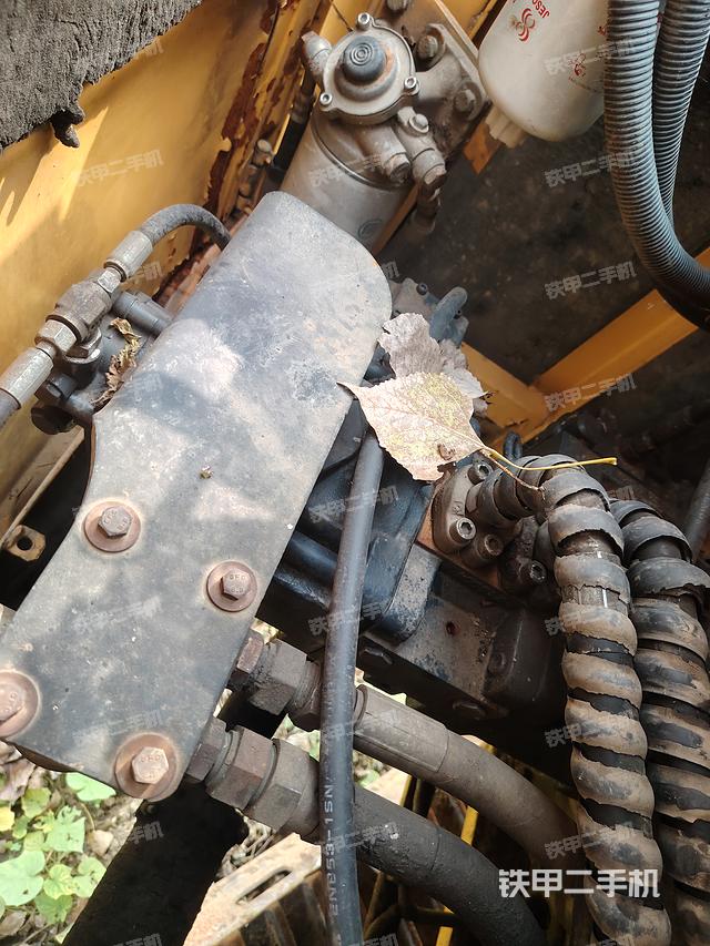 液壓泵艙室正面整體(整機(jī)外觀) 液壓泵艙室正面整體(整機(jī)外觀)