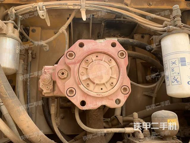 液压泵舱室正面整体(整机外观) 液压泵舱室正面整体(整机外观)