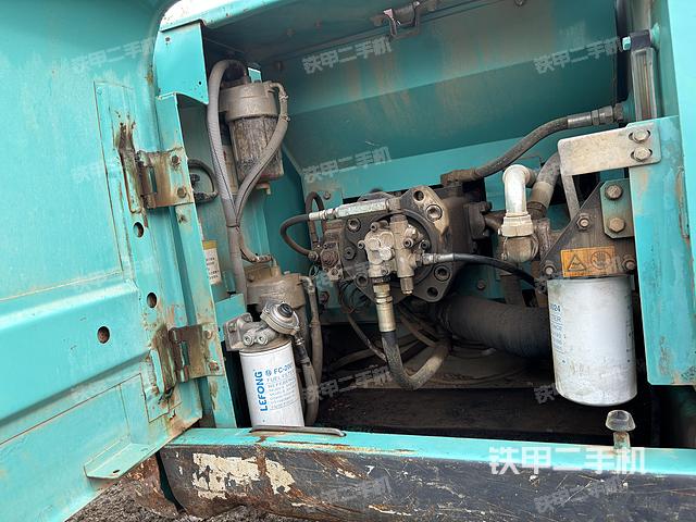 液壓泵艙室正面整體(整機(jī)外觀) 液壓泵艙室正面整體(整機(jī)外觀)