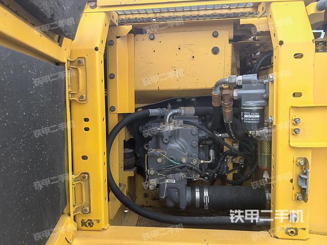 液压泵舱室正面整体(整机外观) 液压泵舱室正面整体(整机外观)