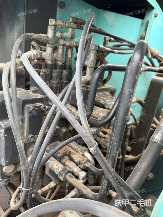 回转马达和主控阀(整机外观) 回转马达和主控阀(整机外观)