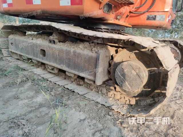單側(cè)履帶整體(整機(jī)外觀) 單側(cè)履帶整體(整機(jī)外觀)