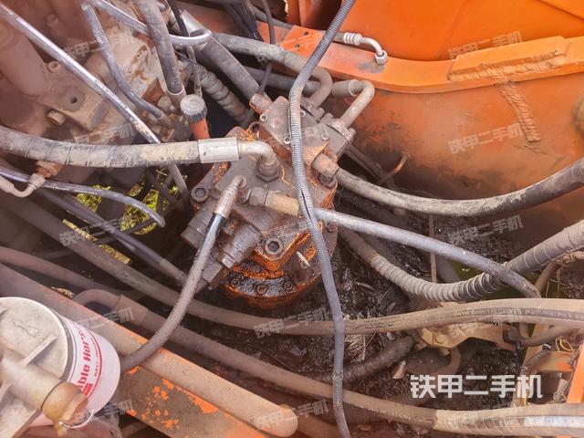 回轉(zhuǎn)馬達(dá)和主控閥(整機(jī)外觀) 回轉(zhuǎn)馬達(dá)和主控閥(整機(jī)外觀)