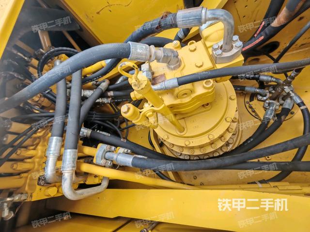 回轉(zhuǎn)馬達和主控閥(整機外觀) 回轉(zhuǎn)馬達和主控閥(整機外觀)