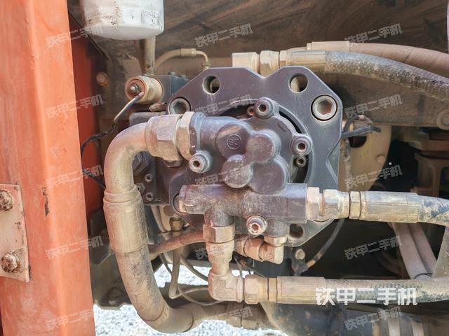 液压泵舱室正面整体(整机外观) 液压泵舱室正面整体(整机外观)