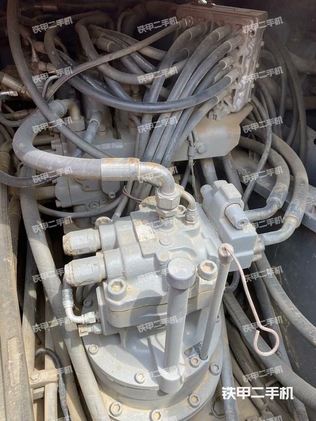 回轉(zhuǎn)馬達(dá)和主控閥(整機(jī)外觀) 回轉(zhuǎn)馬達(dá)和主控閥(整機(jī)外觀)