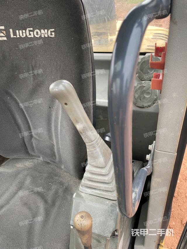 座椅右側(cè)控制臺/鑰匙門/油門/含右手柄（駕駛室部分）