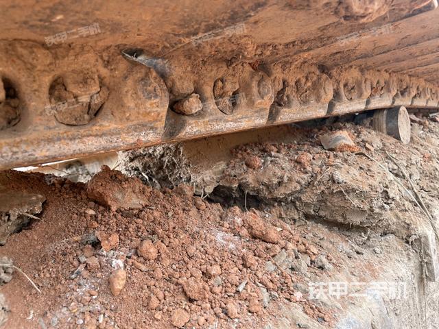 左驅(qū)動輪（行走機構(gòu)）