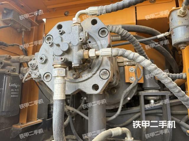 液壓泵艙室正面整體(整機外觀) 液壓泵艙室正面整體(整機外觀)