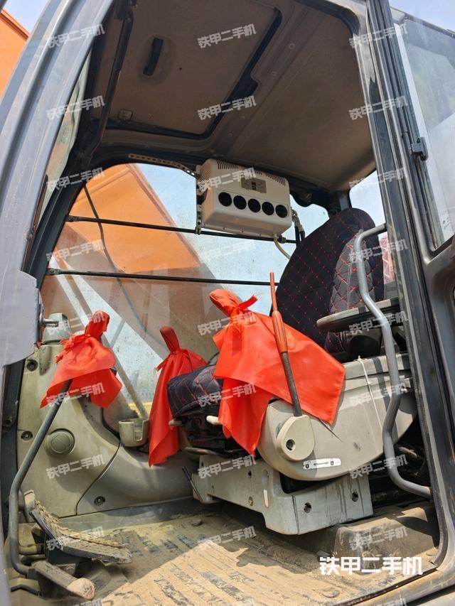 駕駛室整體(整機(jī)外觀) 駕駛室整體(整機(jī)外觀)