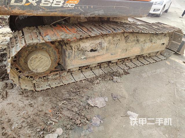 單側(cè)履帶整體(整機外觀) 單側(cè)履帶整體(整機外觀)