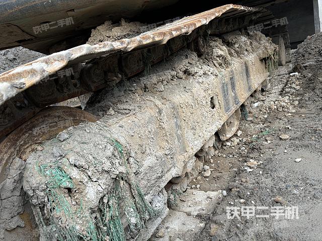 單側(cè)履帶整體(整機(jī)外觀) 單側(cè)履帶整體(整機(jī)外觀)