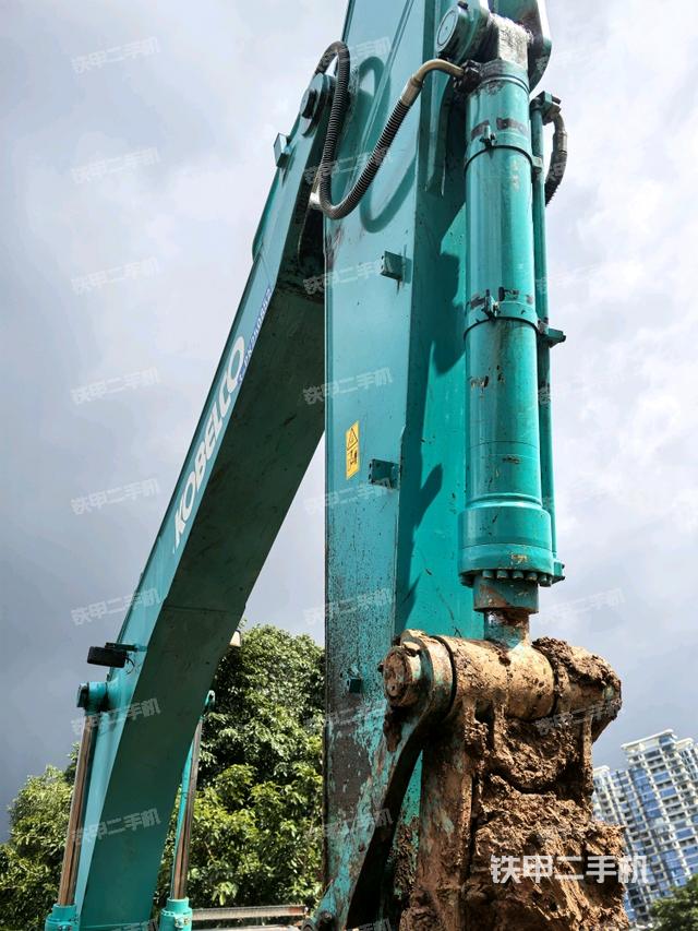 大臂油缸整体 竖拍(工作和回转装置) 大臂油缸整体 竖拍(工作和回转装置)