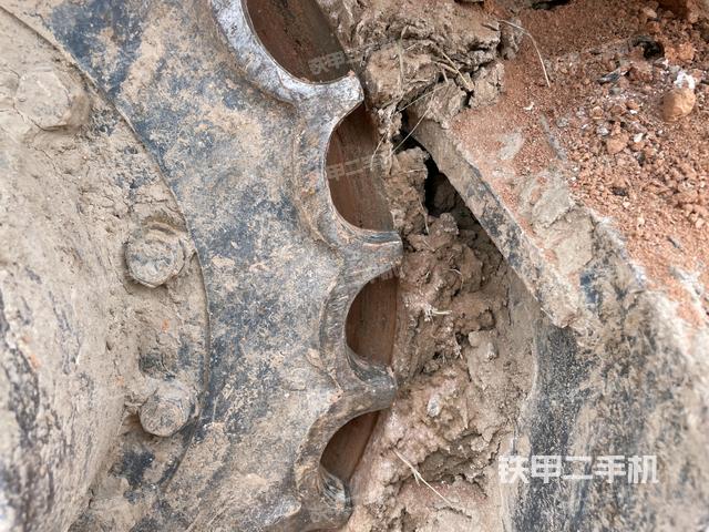 右驅(qū)動輪（行走機構(gòu)）