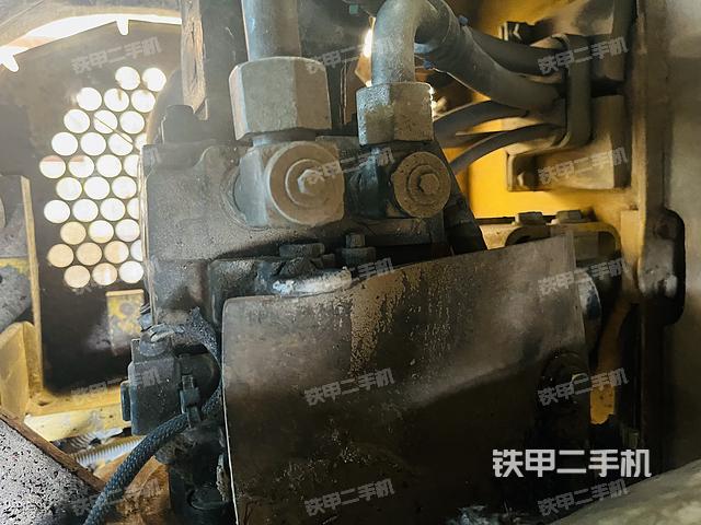 液压泵舱室正面整体(整机外观) 液压泵舱室正面整体(整机外观)