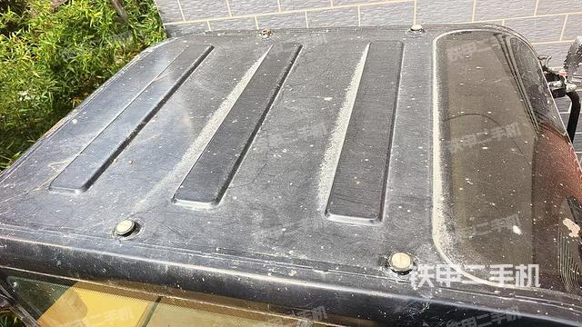 駕駛室頂部(整機(jī)外觀) 駕駛室頂部(整機(jī)外觀)