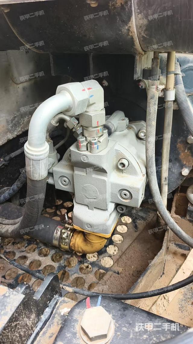 液壓泵艙室正面整體(整機(jī)外觀) 液壓泵艙室正面整體(整機(jī)外觀)