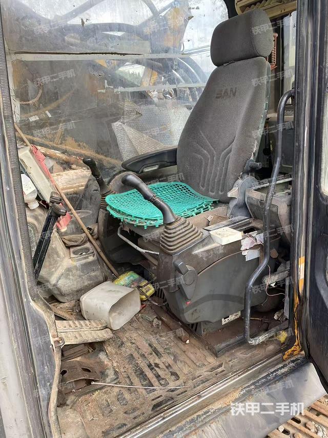 駕駛室整體(整機(jī)外觀) 駕駛室整體(整機(jī)外觀)