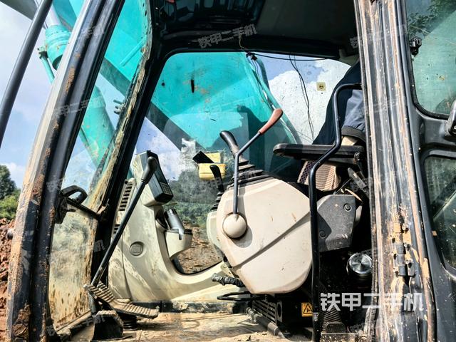 行走控制手柄和踏板 俯拍(驾驶室部分) 行走控制手柄和踏板 俯拍(驾驶室部分)
