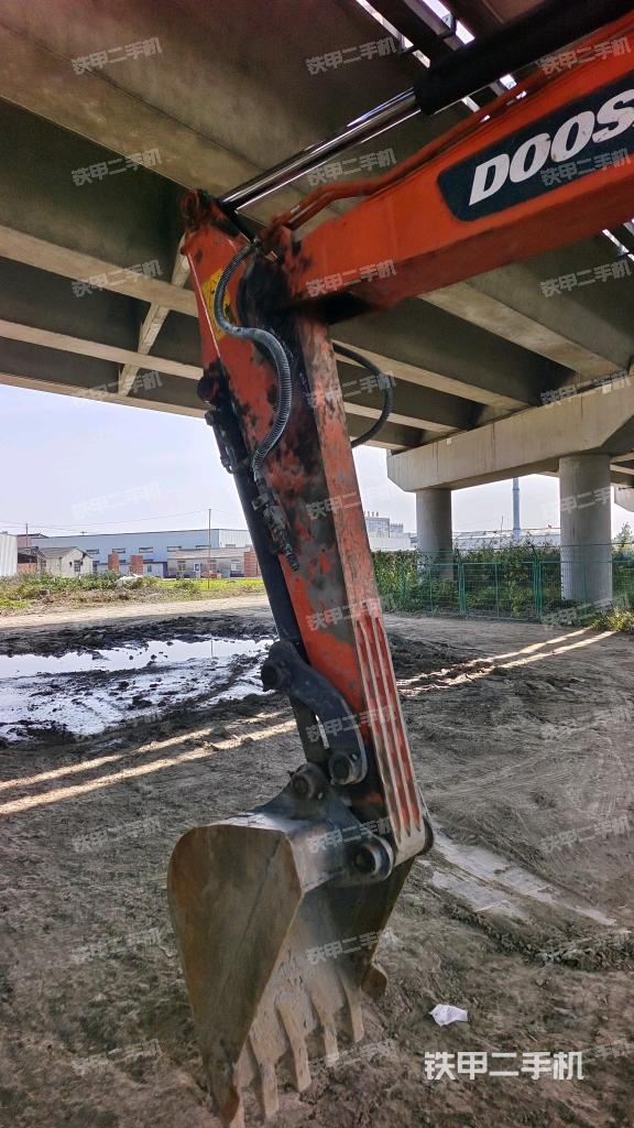 小臂整体左后(工作和回转装置) 小臂整体左后(工作和回转装置)