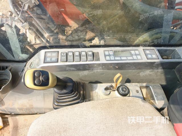 座椅右侧控制台/钥匙门/油门/含右手柄(驾驶室部分) 座椅右侧控制台/钥匙门/油门/含右手柄(驾驶室部分)
