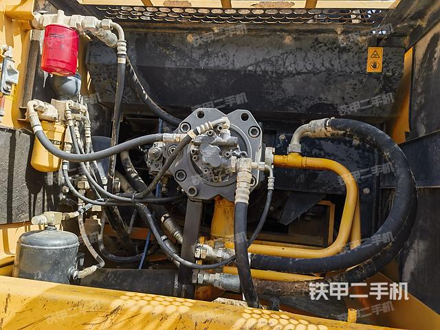 液壓泵艙室正面整體(整機(jī)外觀) 液壓泵艙室正面整體(整機(jī)外觀)
