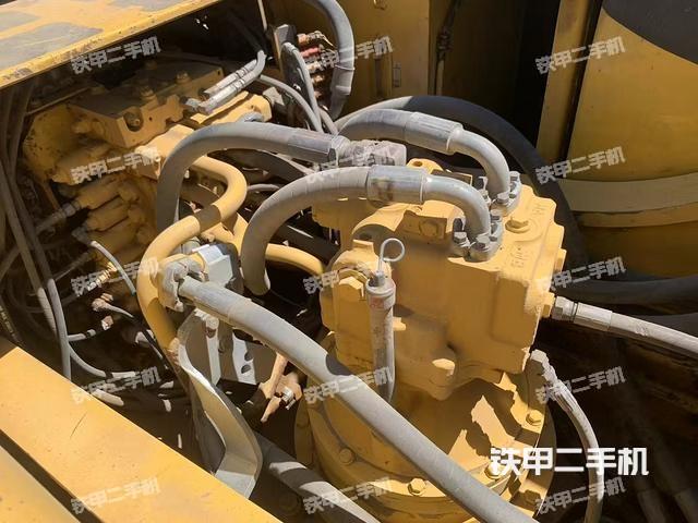 回转马达和主控阀(整机外观) 回转马达和主控阀(整机外观)