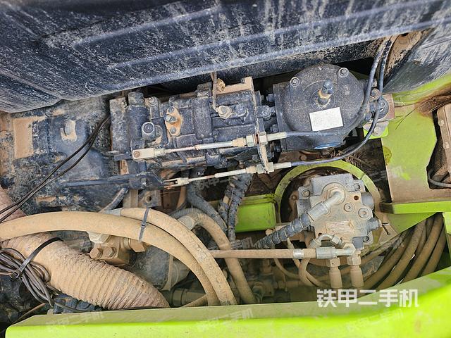 回转马达和主控阀(整机外观) 回转马达和主控阀(整机外观)
