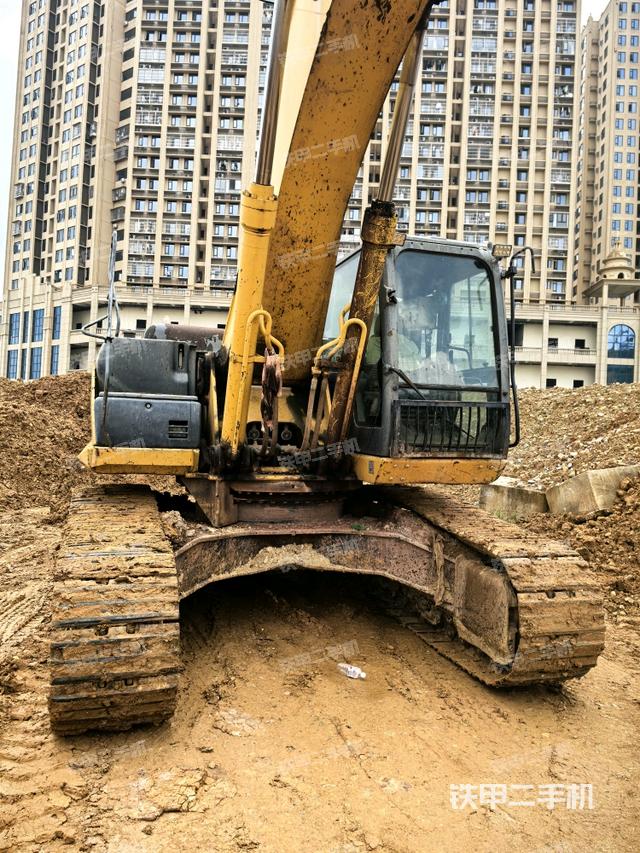 轉(zhuǎn)盤和下車架正前(工作和回轉(zhuǎn)裝置) 轉(zhuǎn)盤和下車架正前(工作和回轉(zhuǎn)裝置)