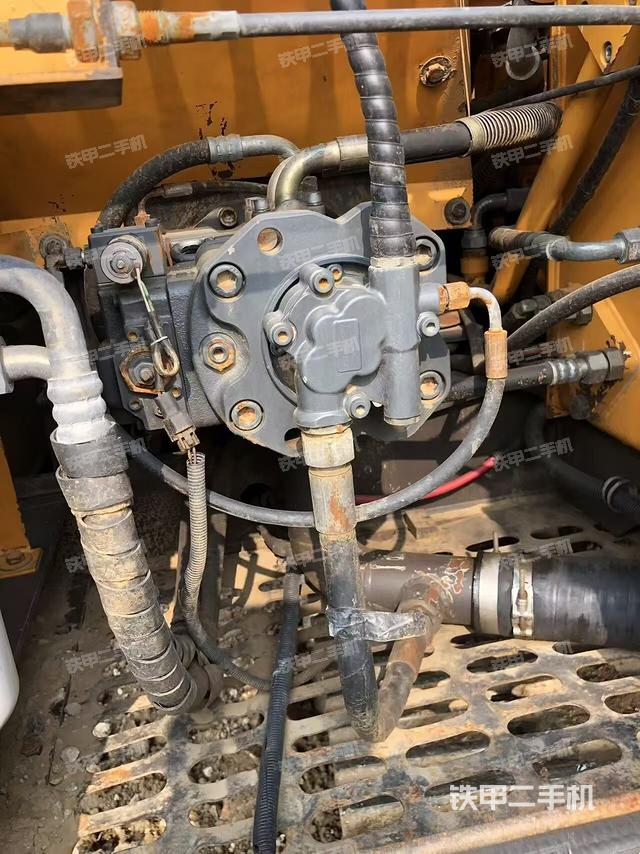液壓泵艙室正面整體(整機(jī)外觀) 液壓泵艙室正面整體(整機(jī)外觀)